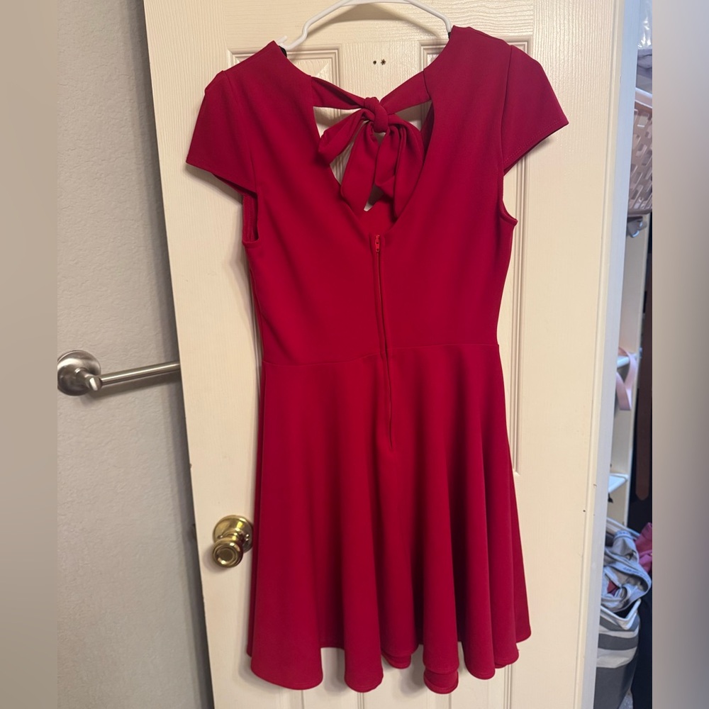 Red V-back with Tie Short Sleeve Short Dress - Picture 2 of 4
